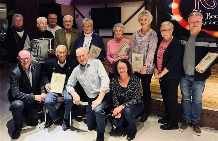 Die verdienten Vereinsmitglieder, die mit einer Vereinsnadel beziehungsweise Ehrenurkunde ausgezeichnet wurden, v.l., hintere Reihe, Klaus Rämer, Werner Litz, Andreas Faßbender stellvertretend für Louisa Faßbender, Bernd Faßbender, Marlene Debusmann, Gisela Beul stellvertretend für Jascha Martina und Carsten Rene Beul, Marion Bermel, Gisela Manz, Thomas Claudy, vordere Reihe, 2. Vorsitzender Jürgen Straub, Ehrenvorsitzender Günter Schäfer, 1. Vorsitzender Reiner Bermel sowie Ruth Straub. Foto: privat