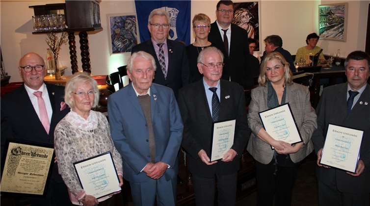 Die verdienten und langjährigen Mitglieder wurden vom Vorstand um Annette Sebastian, Edgar Flohe und Reiner Caspary geehrt.Fotos: DU