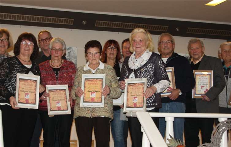 Die vereinstreuen Mitglieder mit Vorstandsmitglied Peter Prämaßing und dem ersten Vorsitzenden Jürgen Fleischer. Foto: privat