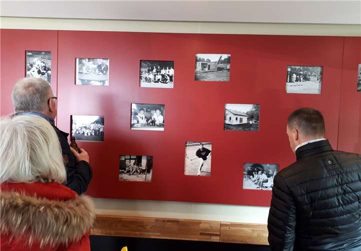 Die vergangenen Jahrzehnte sowie die Entwicklung „vom Wohnwagen bis zum Clubhaus“ werden an dieser Wand widergespiegelt.