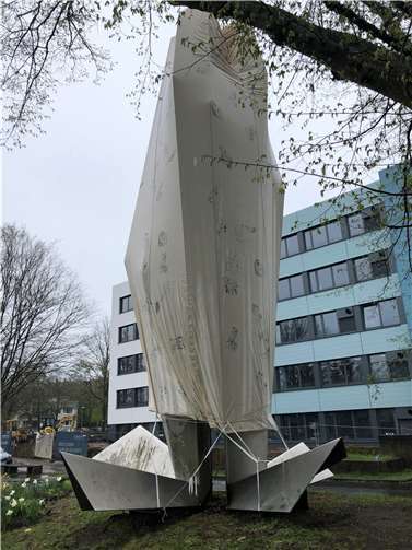 Die verhüllte Edelstahl-Skulptur.