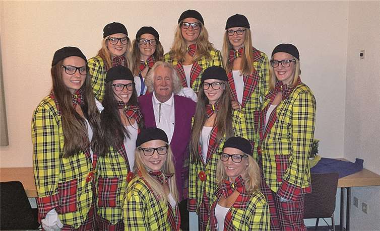 Die verkleidete Magic Dancers und Karnevalsstar Hans Süper. Privat