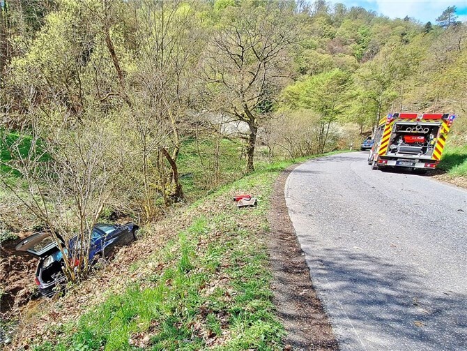 Die verletzte Beifahrerin verblieb bis zum Eintreffen des Rettungsdienstes im Fahrzeug. Foto: Paul Schier / FFW Heckenbach