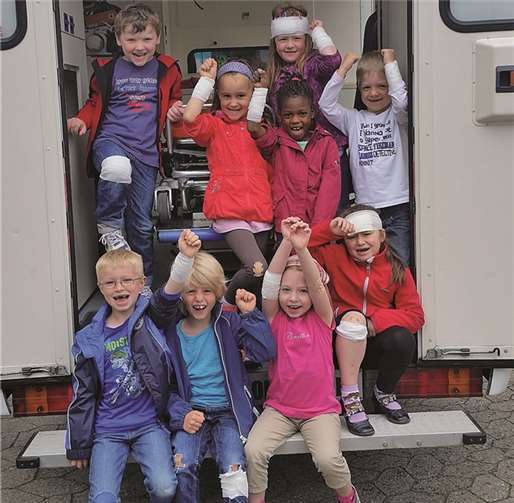 Die „verletzten“ Kinder im Rettungswagen.privat