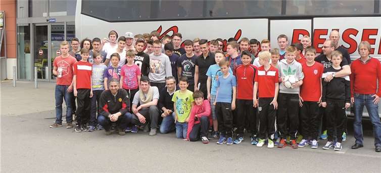 Die versammelte Truppe des VfB Linz. privat