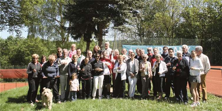 Die versammelten Mitglieder bei der Saisoneröffnung. privat