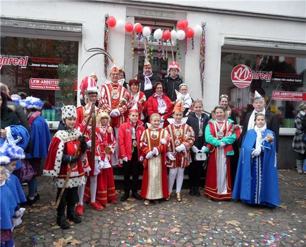 Die versammelten Tollitäten der verschiedenen Korporationen.