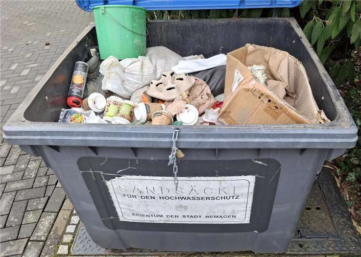Die verschmutzten Sandsackdepots. Foto: privat