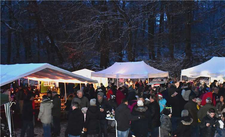 Die verschneiten Bäume bildeten das passendeAmbiente für den Melsbacher Weihnachtsmarkt. Fotos: HEP