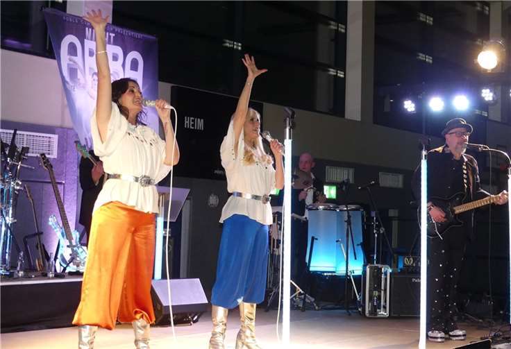 Die versierte Bühnencrew um ihren Bandleader und Drummer Thomas Bleser lieferte eine kurzweilige Musikshow der Spitzenklasse ab. Fotos: TE