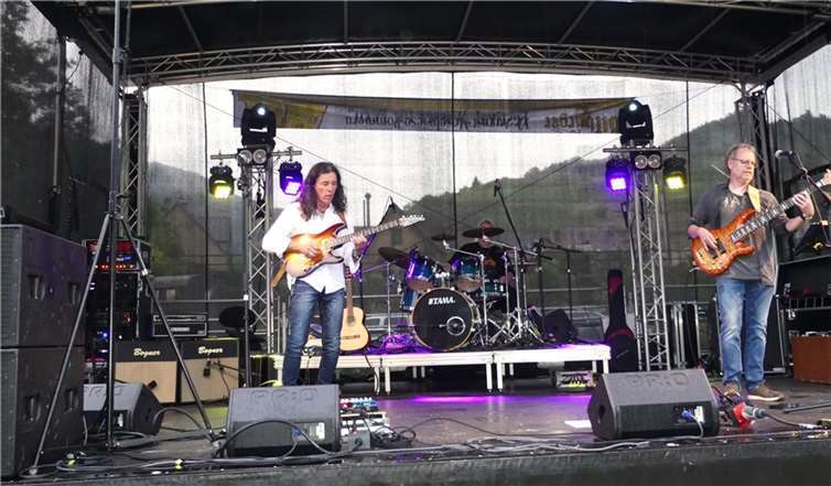 Die versierte Trierer Musikformation „Triple Change“ erfreute mit erstklassigem Jazz-Rock aus einem tollen Repertoire.