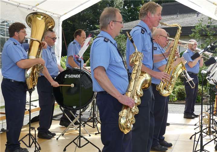 Benefizkonzert zugunsten der Flutopfer an der Ahr  Die versierten Profimusiker brachten u.a. Saxophon, Trompete, Posaune, Sousaphon und Schlagzeug zum Einsatz.