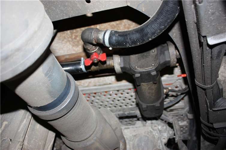 Die versteckt eingebaute Pumpe mit Kunststoffleitung zum Tank und (rotem) Absperrhahn.