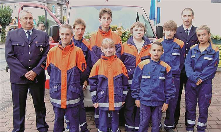 Die viel gelobte Jugendfeuerwehr der Bad Breisiger Wehr mit Wehrleiter Wolfgang Zils (l.) und Jugendbetreuer Dennis Nähren (r.) feierte die Indienststellung des neuen Einsatzleitwagens mit. FA