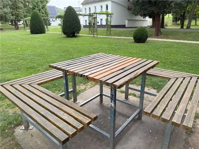 Die viel genutzte Sitzgruppe im Lunapark steht nach einem Brand bereits wieder zur Verfügung.  Foto: Ortsvorsteher Reiner Friedsam