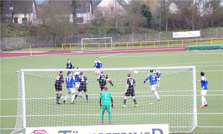 Die vielbeinige Abwehr der SG Ettringen machte den Quellenstädtern das Toreschießen schwer.Privat