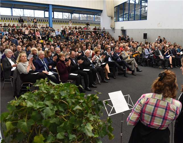 Die vielen Gäste in der Turnhalle zeigen, wie beliebt die neue Rektorin ist.
