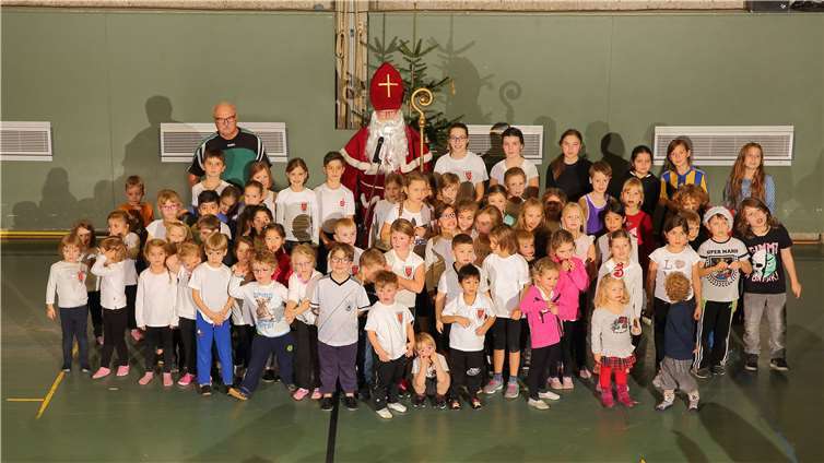 Die vielen Kinder des Turnvereins, gemeinsam mit dem Nikolaus in der Heimersheimer Turnhalle.Privat