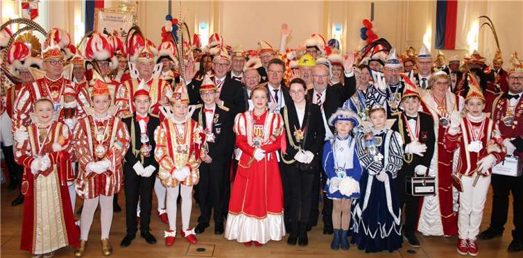Die vielen Majestäten und Karnevalisten sorgten für ein buntes Bild im Rathaus. Fotos: DU