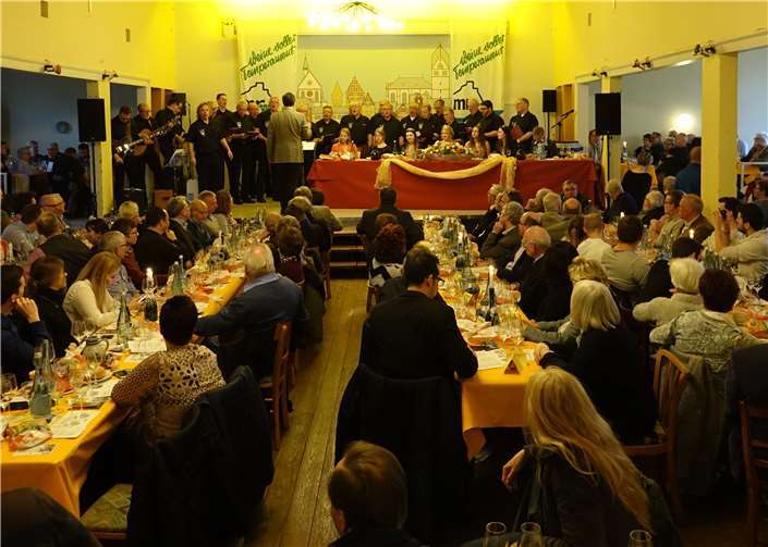 Die vielen Sänger des Linzer Männergesangvereins bei Ihrem Auftritt im ausverkauften Saal des Hotels Leyscher Hof in Leutesdorf im März 2018 im Rahmen der Weinprobe der WeinsteigwinzerRoland Thees