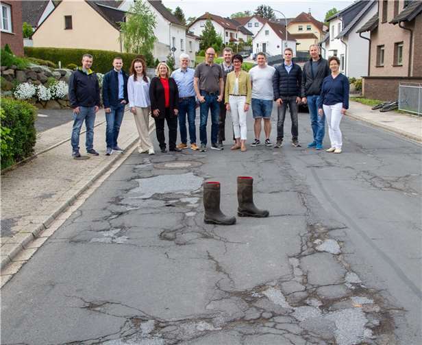 Die vielen Schlaglöcher und ausgebrochene Asphaltstücke sind ein Sicherheitsrisiko für alle Verkehrsteilnehmer. Foto: privat