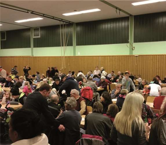 Die vielen Teilnehmer des Martinszuges versammelten sich in der Goloring-Halle.Privat