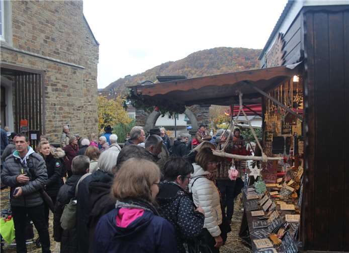 Die vielen Verkaufsstände wurden von den Besuchern umlagert.