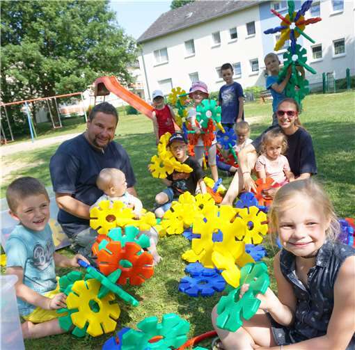 Die vielen bunten Spielsachen aus dem Spielmobil begeistern die Kinder in Cochem-Brauheck. privat