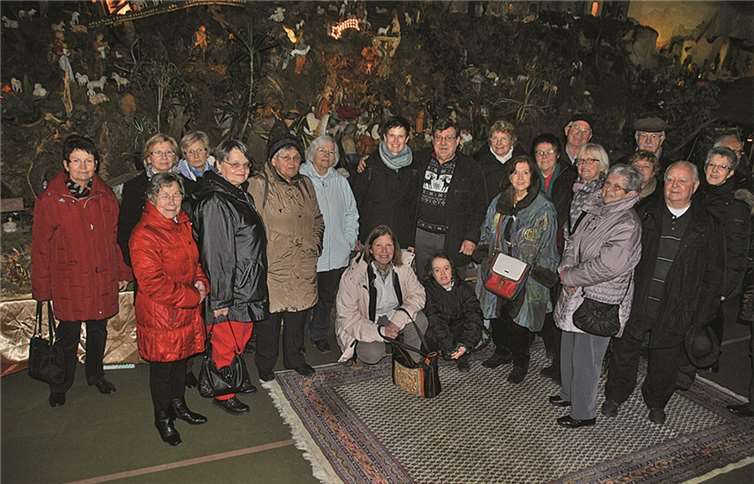 Die vielen kfd-Gruppen während ihres Besuches im Krippendorf Waldbreitbach. Privat