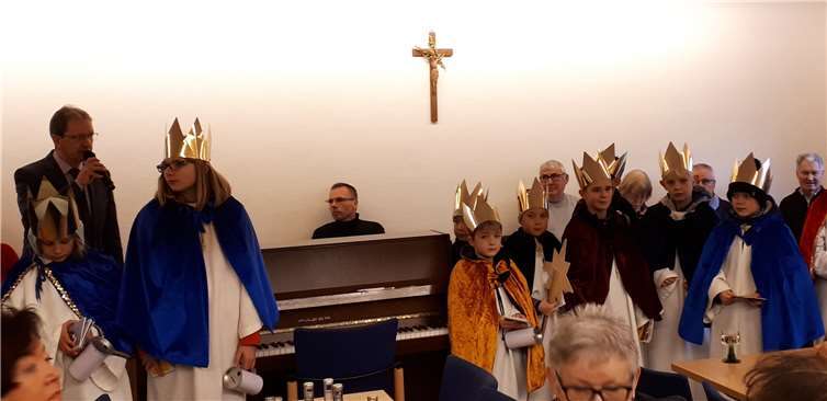 Die vielen kleinen und großen Sternsinger gaben ihr Bestes und berichteten in ihren tollen Kostümen und voller Stolz von ihrer Sammelaktion.privat