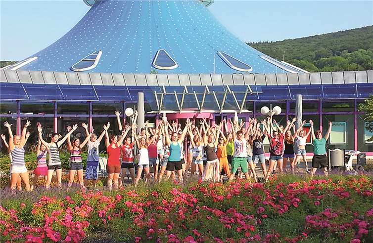 Die vielen lachenden Menschen zeigen im Clip, wie schön die Kreisstadt ist.Stefanie Stiehl
