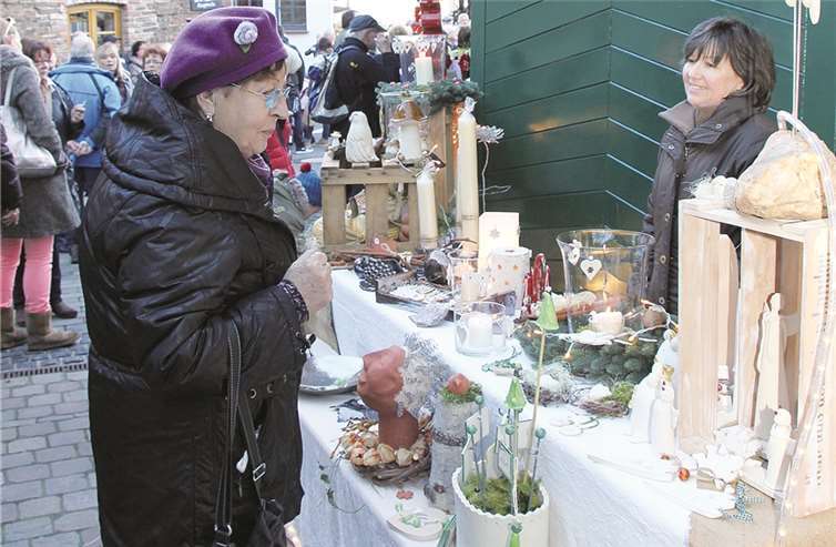 Die vielen schön dekorierten Stände sind ein Besuchermagnet beim Martinsmarkt.