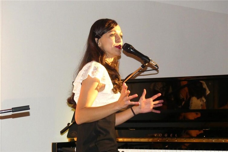Die vielfach preisgekrönte Chansonniere und Kabarettistin Anna Piechotta gastierte in der Hambucher Probstei. Fotos: TE