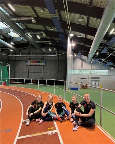 Die vier Athletinnen des TV Sinzigs mit Ihrer Trainerin Tokessa Zinn nutzen die Möglichkeit in der vollausgestatteten Leichtathletikhalle zu trainieren Foto: TV Sinzig