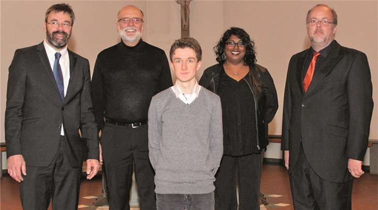 Die vier Dirigenten Bernhard Blitsch, Paul Lauwers, Jenny Hambach und Gereon Schulte-Beckhausen sowie der Orgelsolist Jonas Adam. privat
