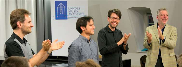 Die vier Dozenten Prof. Helmut Lörscher, Univ.-Prof. Christopher Miltenberger, Prof. Laurens Patzlaff und Univ.-Prof. Sebastian Sternal unterrichten in Freiburg, Lübeck und Mainz und verfolgen jeweils individuelle Improvisationsansätze, mit denen sie sich einen hervorragenden Namen gemacht haben.privat