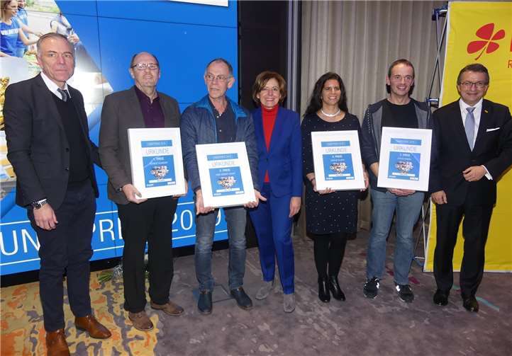 Die vier Erstplatzierten mit Urkunde (v.l.) : Norbert Schneider (Rehborn), Hans - Werner Lücker (Neuwied) , Dr. Carolin Gilbaya (Cochem), Stefan Gemmel (Lehmen).