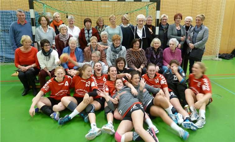 Die vier Handball-Generationen des TV Moselweiß in der Sporthalle Beatusstraße.Dieter Cornel