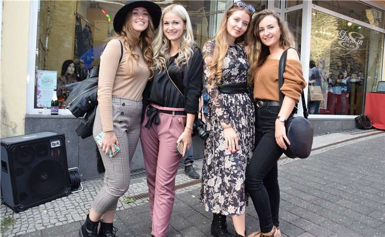 Die vier Influencerinnen Anya Richert, Jasmin Rosenbach, Lea Katharina Thelen und Julia Schäfer begleiteten den „First Friday“ für ihre Instagram-Fangemeinde.Fotos: UBU