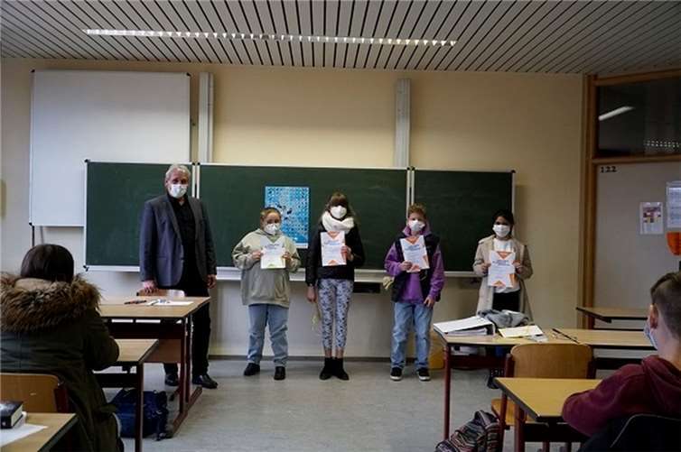 Die vier Kinder lasen vor einem kleinen Publikum und einer sechsköpfigen Jury. Foto: IGS Maifeld