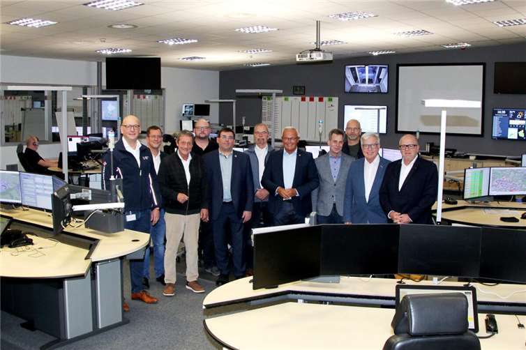 Die vier Landräte des Rettungsdienstbereichs freuten sich in der Integrierten Leitstelle Montabaur gemeinsam mit den Ärztlichen Leitern des Rettungsdienstes und den ausübenden Hilfsorganisationen über den gelungenen Projektstart des Telenotarztes. Von links: Michael Schneider (Geschäftsführer, DRK Rettungsdienst Rhein-Lahn-Westerwald gGmbH), Marcell Brenner (Geschäftsführer, DRK Kreisverband Altenkirchen e. V.), Achim Schwickert (Landrat Westerwaldkreis), Florian Klein (Teamleitung, Integrierte Leitstelle), Jörg Denninghoff (Landrat Rhein-Lahn-Kreis), Peter Zimmermann (Leiter Rettungsdienst, DRK Rettungsdienst Rhein-Lahn-Westerwald gGmbH), Achim Hallerbach (Landrat Kreis Neuwied), Dr. med. Christian Voigt (Ärztlicher Leiter Rettungsdienst), Mike Matuschewski (Leiter Rettungsdienst, DRK Kreisverband Altenkirchen e. V.), Stefan Schaefer (Ärztlicher Leiter Rettungsdienst), Dr. Peter Enders (Landrat Kreis Altenkirchen).  Foto: Kreisverwaltung Westerwaldkreis / Nicole Chemnitz