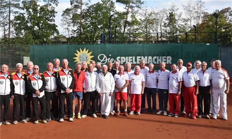 TC Siershahn ist Deutscher Meister der Senioren Die vier Mannschaften, die in Espelkamp um den Mannschafts-Meistertitel der Senioren kämpften: (V.l.) TV Espelkamp, TC Piding, TC Siershahn und LTTC Rot-Weiß Berlin,