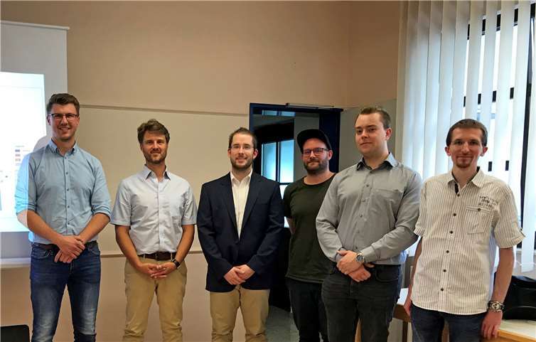Die vier Masterstudenten im Studiengang Bauingenieurwesen, Martin Daub, Niclas Gönner, Kevin Hausen und Nicolai Bengel, bei der Präsentation vor dem Gemeinderat in Urmitz.Foto: Hochschule Koblenz/Oliver Koch