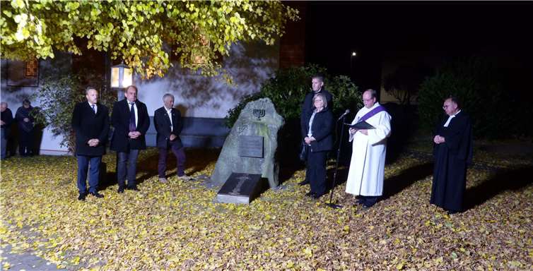 Die vier Ortsbürgermeister des Kirchspiels Anhausen enthüllten die neue Tafel. Privat