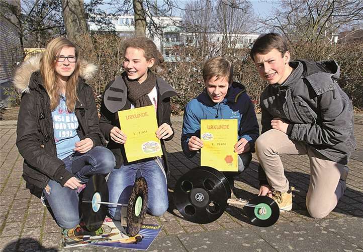 Die vier Preisträger des ersten und zweiten Platzes (von links): Justina Volk, Ella Geuer, Nick Sommerfeld und Tim Klein.privat