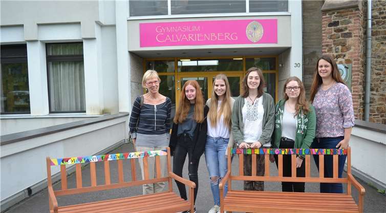 Die vier Schülerinnen mit Kunstlehrerin Bettina Simon (links) und Caritas-Mitarbeiterin Nadja Popelka, „Youngcaritas“-Projektkoordinatorin, (rechts) sind froh, dass die Bänke noch vor den großen Ferien zur „Tafel Ahrweiler“ kommen.E.T. Müller