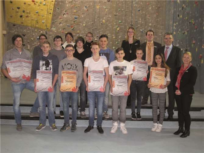 Die vier Siegerteams mit Vertretern der Kreissparkasse Mayen. MKA