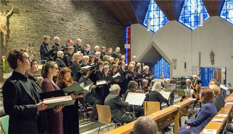 Die vier Solisten Carla Hussong (Sopran), Esther Valentin (Alt),Robert Reichinek (Tenor) und Robin Liebwerth (Bass) liefenzusammen mit dem Vokalensemble Swisttal, der Cappella Novaund dem Orchester an Sankt Katharina zu Hochform auf.