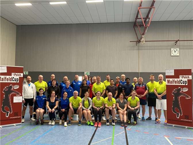 Die vier Teams präsentierten sich vor den Wettkämpfen gemeinsam zwischen den Plakaten für den Maifeld-Cup. Fotos: privat