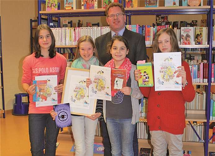 Die vier Teilnehmerinnen des Vorlesewettbewerbes mit der späteren Schulsiegerin Darina Kassner (2.v.l.). D. Kassner